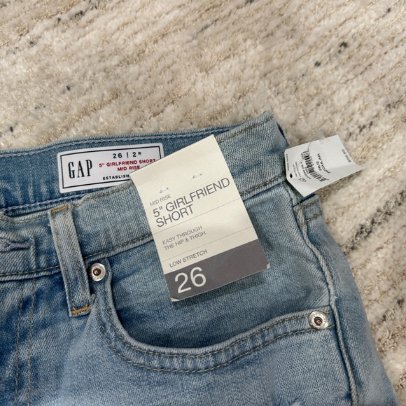 NWT Gap 5" Mid Rise Girlfriend Shorts - Picture 4 of 7
